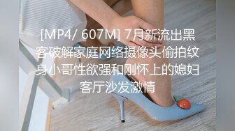 厕所内偷拍到的8分颜值卷发女神嘘嘘